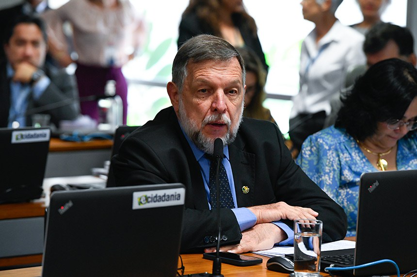 À bancada, em pronunciamento, senador Flávio Arns (PSB-PR).