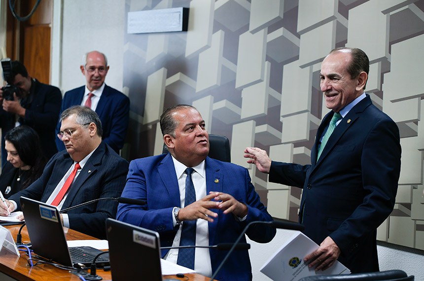 Mesa:
assessora especial e coordenadora para Assuntos Digitais do Ministério da Justiça e Segurança Pública, Estela Aranha;
ministro de Estado da Justiça e Segurança Pública, Flávio Dino;
presidente da CCDD, senador Eduardo Gomes (PL-TO).
senador Marcelo Castro (MDB-PI);
secretário-executivo do Ministério da Justiça e Segurança Pública, Ricardo Cappelli.