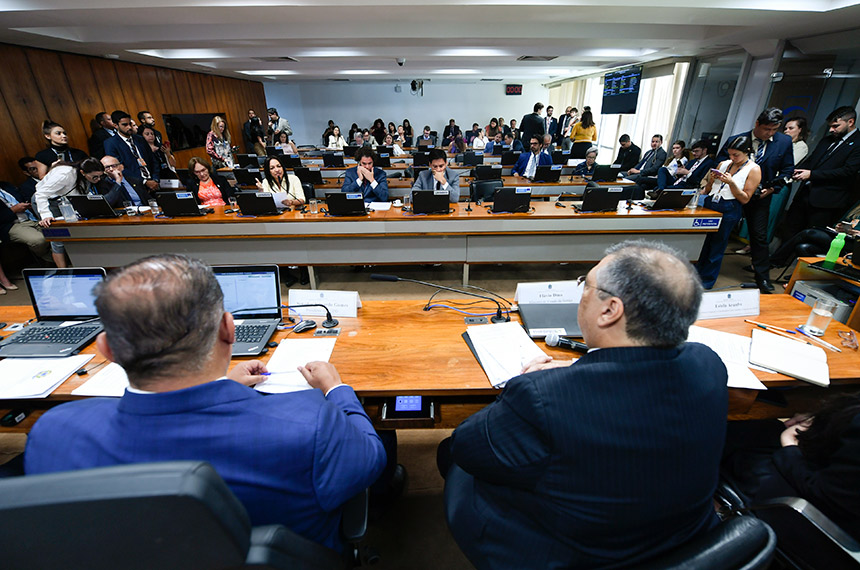 Ao lado do presidente da CCDD, Eduardo Gomes, o ministro respondeu a 22 senadores sobre direito digital e regulação das plataformas das big techs, que a seu ver seguem à margem da legislação do país - Foto: Edilson Rodrigues/Agência Senado