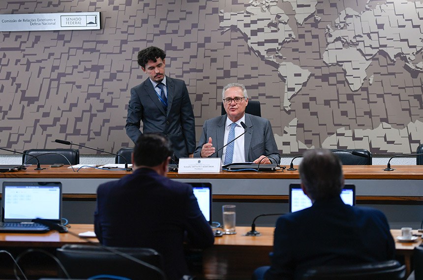 À mesa, presidente da CRE, senador Renan Calheiros (MDB-AL), conduz reunião.