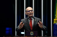 Contarato defende regulação de plataformas e punição pelo 8 de janeiro