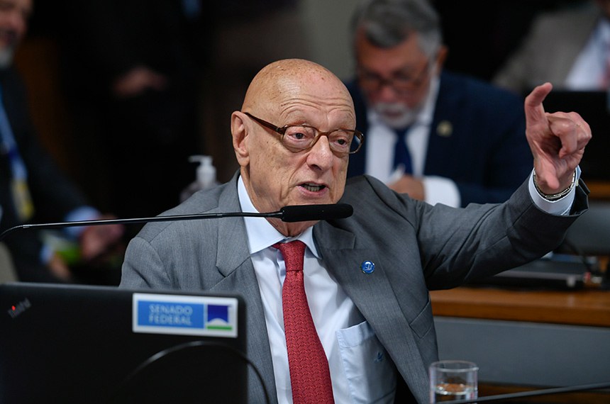 Em pronunciamento, à bancada, senador Esperidião Amin (PP-SC).