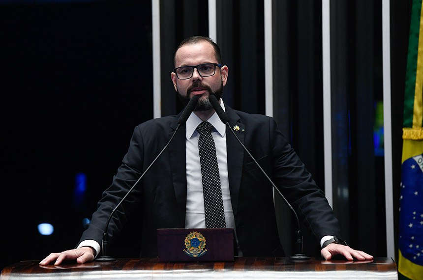 À tribuna, em discurso, senador Jorge Seif (PL-SC). 