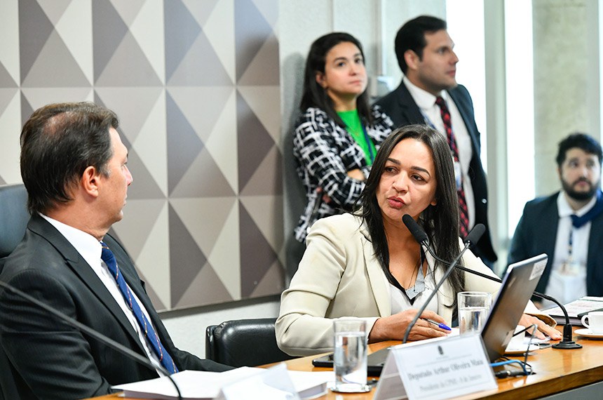 A CPMI é formada por 16 senadores e 16 deputados federais titulares, com igual número de suplentes de cada Casa e vai investigar a invasão e depredação das sedes dos Três Poderes em Brasília.