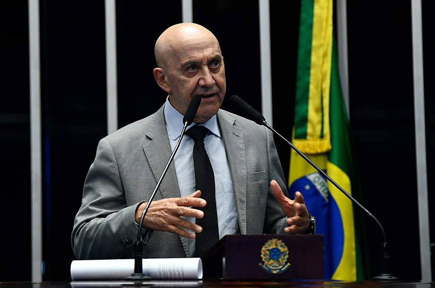 Em discurso, à tribuna, senador Confúcio Moura (MDB-RO).