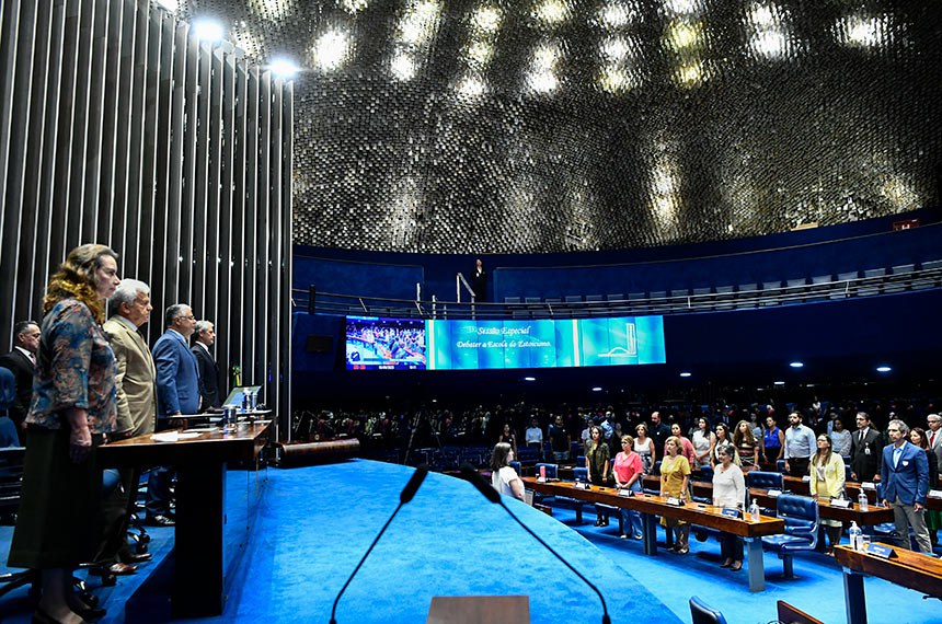 Convidados à bancada.