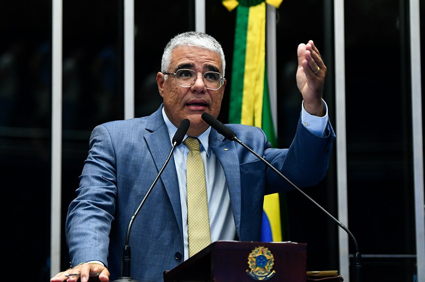 Em discurso, à bancada, senador Eduardo Girão (Novo-CE).
