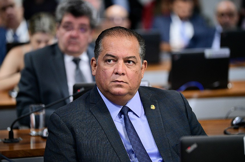 À bancada, relator do PL 699/2023, senador Eduardo Gomes (PL-TO).