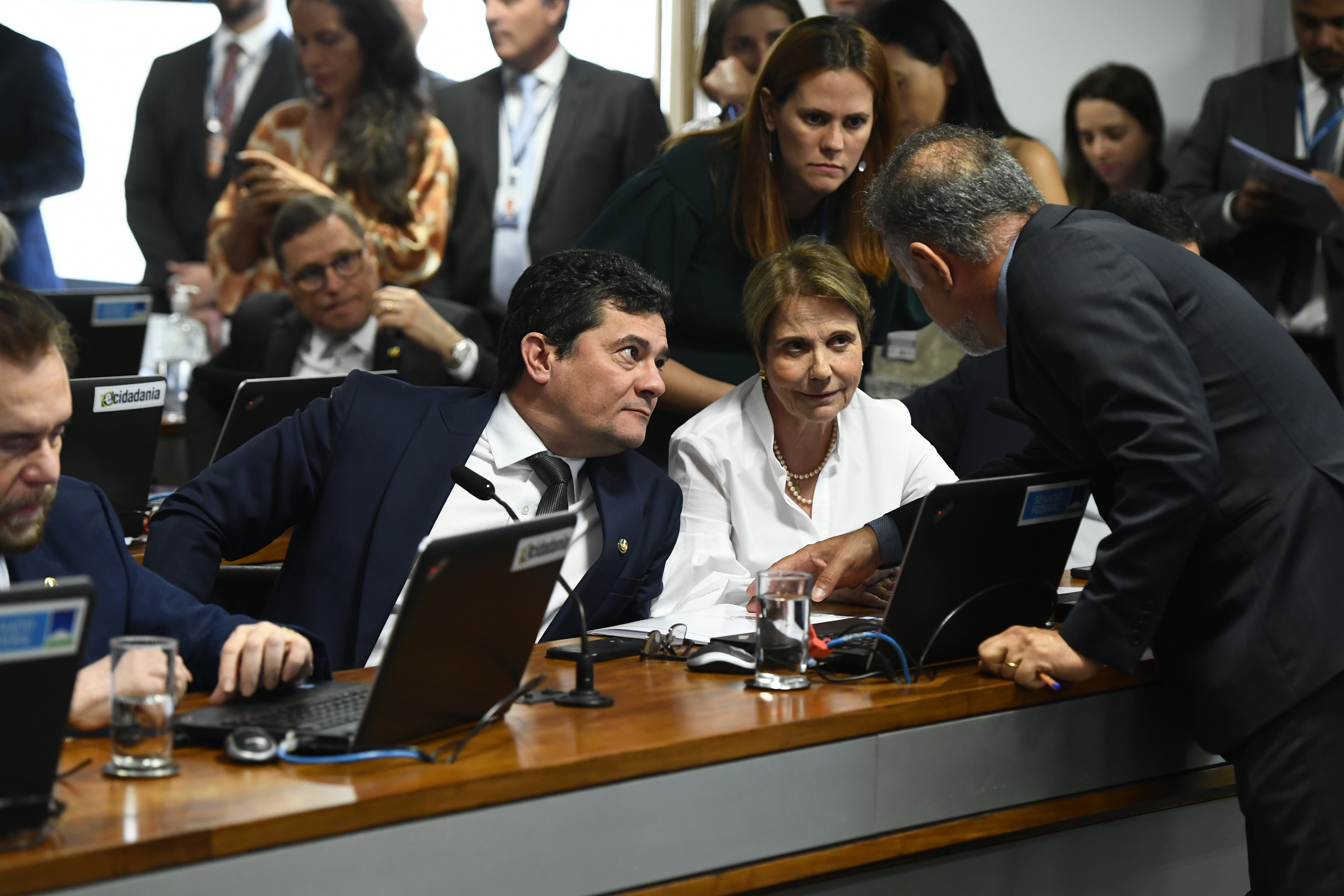 Bancada: 
senador Sergio Moro (União-PR); 
senadora Tereza Cristina (PP-MS); 
secretário de comissão, Ednaldo Magalhães Siqueira.