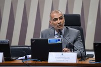 Em pronunciamento, à mesa, presidente da CEsp, senador Romário (PL-RJ).