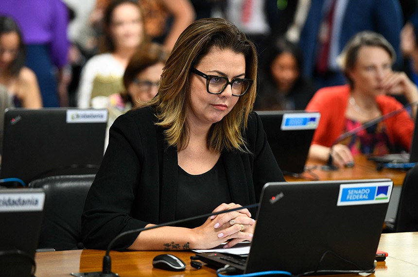 Em pronunciamento, à bancada, senadora Leila Barros (PDT-DF).