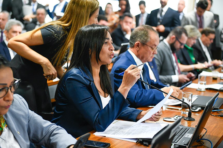 Em pronunciamento, à bancada, senadora Eliziane Gama (PSD-MA).