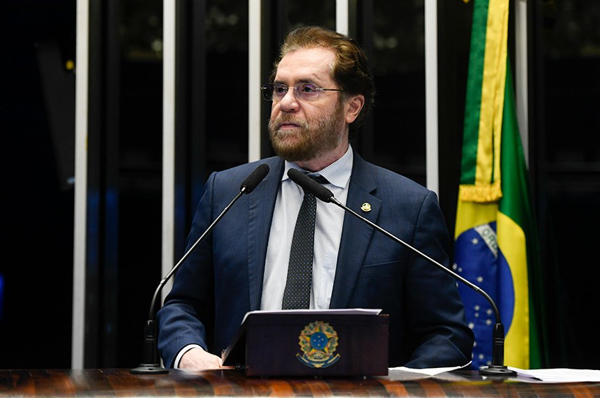 Em discurso, à tribuna, senador Plínio Valério (PSDB-AM).