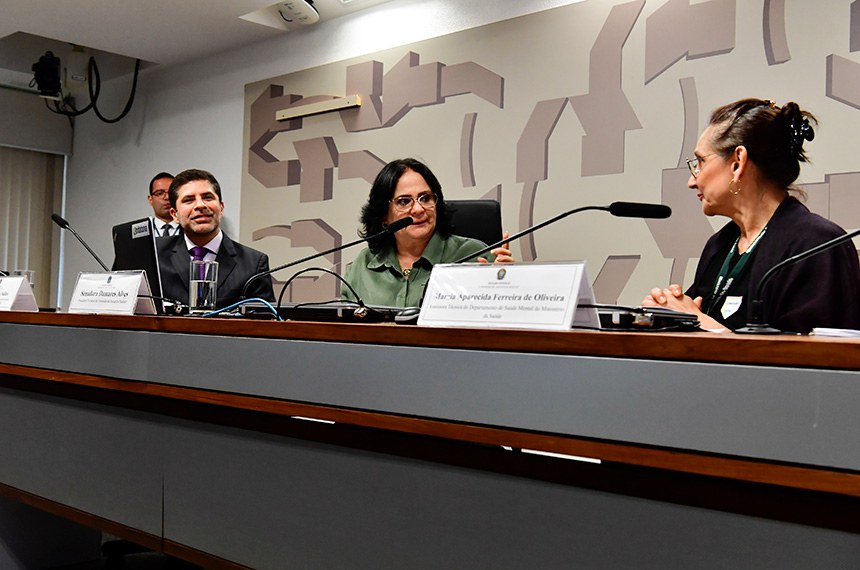 Mesa: 
psiquiatra da Infância e Adolescência do Hospital Universitário de Brasília (HUB/UnB), André de Mattos Salles;
presidente eventual da CAS, senadora Damares Alves (Republicanos-DF);
assessora técnica do Departamento de Saúde Mental do Ministério da Saúde, Marcia Aparecida Ferreira de Oliveira em pronunciamento.