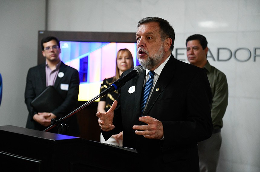 Em pronunciamento, senador Flávio Arns (PSB-PR).