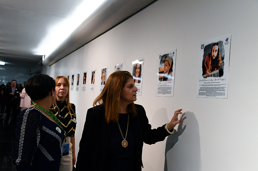 A diretora-geral do Senado, Ilana Trombka,(dir) visita a exposição com imagens de vítimas de doenças raras - Foto: Roque de Sá/Agência Senado