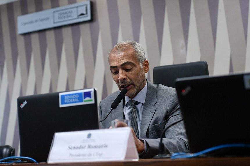 Em pronunciamento, à mesa, presidente da CEsp, senador Romário (PL-RJ).