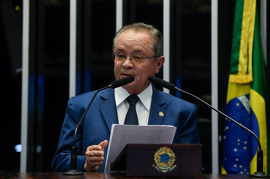 À tribuna, em discurso, senador Zequinha Marinho (Podemos-PA). 