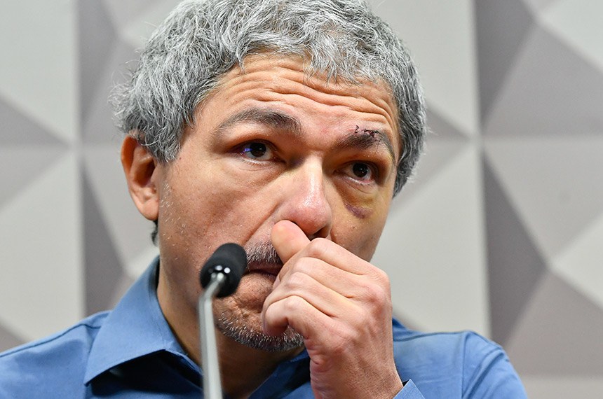 À mesa, depoente Wellington Macedo de Souza.