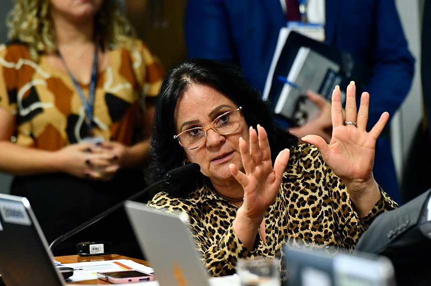 Em pronunciamento, à bancada, senadora Damares Alves (Republicanos-DF).