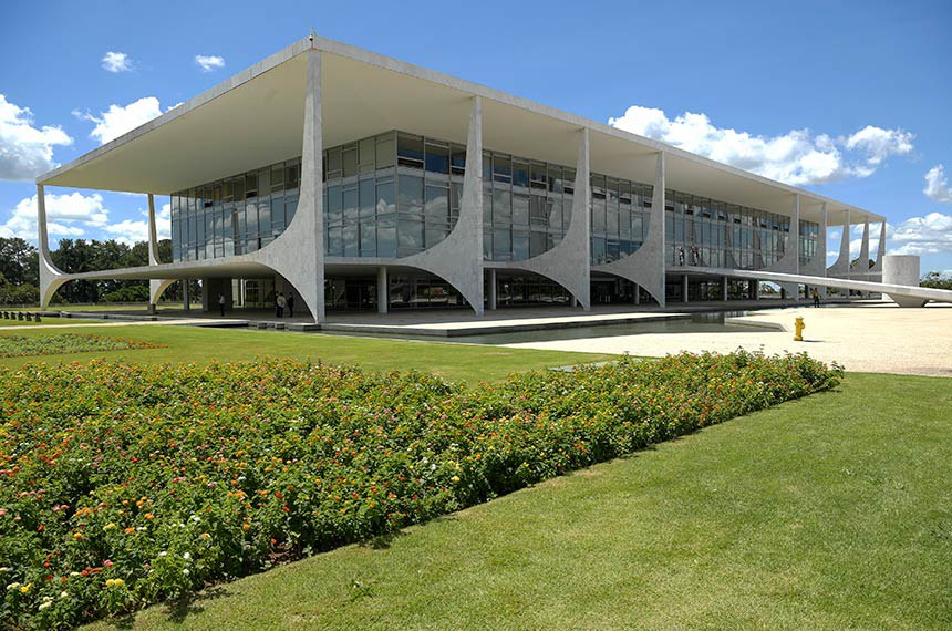 Concebido pelo arquiteto Oscar Niemeyer com projeto estrutural do engenheiro Joaquim Cardozo, é a sede do poder executivo do Governo Federal brasileiro. Localizado na Praça dos Três Poderes em Brasília, o Palácio do Planalto faz parte do projeto do Plano Piloto e foi um dos primeiros edifícios construídos na capital.