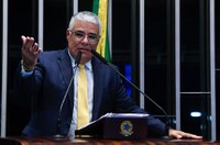 Girão: governo afronta famílias com proposta de banheiro único em escolas