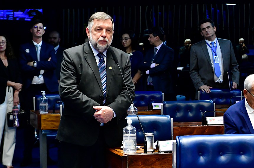 Em pronunciamento, à bancada, senador Plínio Valério (PSDB-AM). 