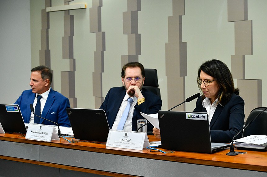 Mesa:
relator da CPIONGS, senador Marcio Bittar (União-AC);
presidente da CPIONGS, senador Plínio Valério (PSDB-AM);
secretária Nacional de Mudança do Clima, Ana Toni, em pronunciamento.