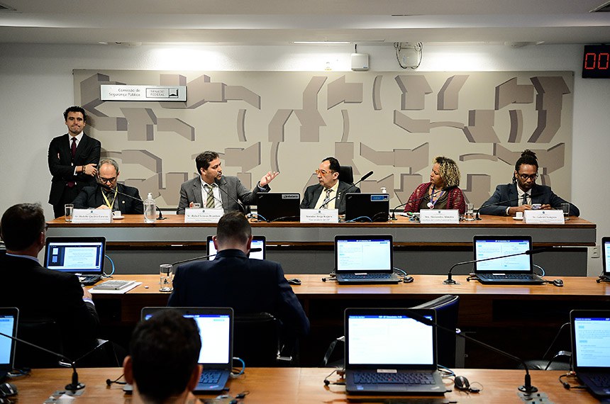 Mesa:
presidente da Associação dos Delegados de Polícia do Brasil (Adepol), Rodolfo Queiroz Laterza; 
secretário Nacional de Políticas Penais do Ministério da Justiça e Segurança Pública, Rafael Velasco Brandani;
vice-presidente da CSP, senador Jorge Kajuru (PSB-GO); 
conselheira do Conselho Federal de Psicologia, Alessandra Almeida;
diretor de Incidência e Litigância Estratégica na Conectas Direitos Humanos da Rede Justiça Criminal, Gabriel Sampaio.