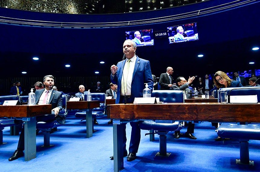 Em pronunciamento, à bancada, senador Rogerio Marinho (PL-RN).