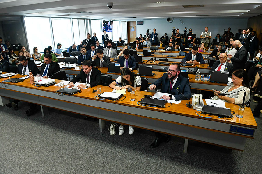 Jorge Seif (ao microfone) foi um dos senadores que se manifestaram em defesa de Heleno - Foto: Marcos Oliveira/Agência Senado