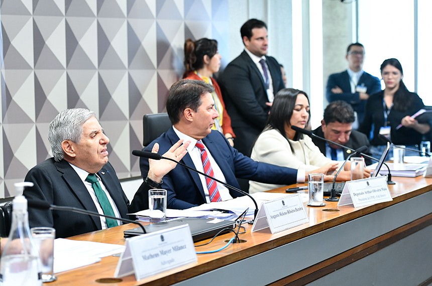 Mesa:
ex-chefe do Gabinete de Segurança Institucional (GSI), general da reserva Augusto Heleno em pronunciamento;
presidente da CPMI do 8 de Janeiro, deputado Arthur Oliveira Maia (União-BA);
relatora da CPMI do 8 de Janeiro, senadora Eliziane Gama (PSD-MA);
2° vice-presidente da CPMI do 8 de Janeiro, senador Magno Malta (PL-ES).