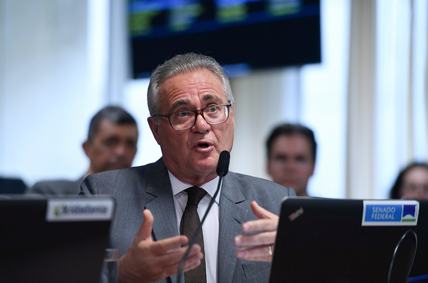 Em pronunciamento, à bancada, relator do PL 798/2021, senador Renan Calheiros (MDB-AL).