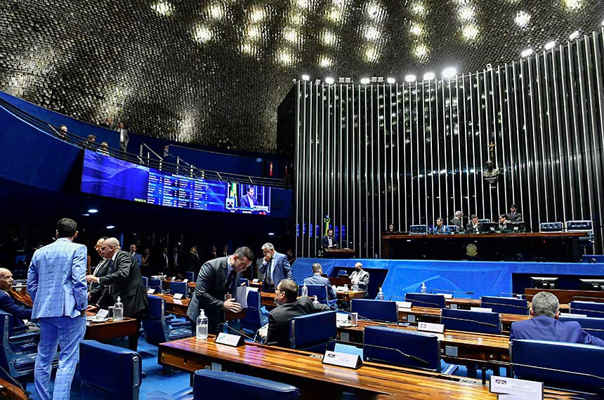 Em discurso, à tribuna, senador Plínio Valério (PSDB-AM).