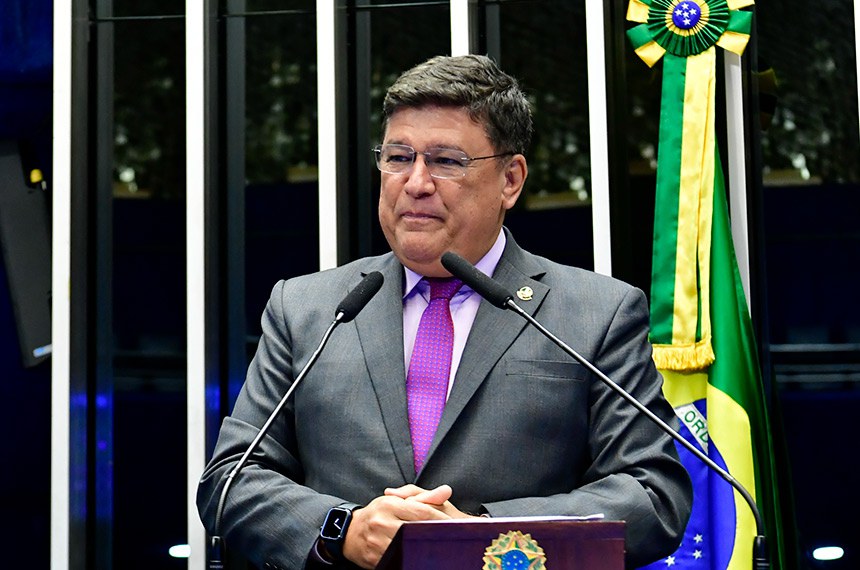 À tribuna, em discurso, senador Carlos Viana (Podemos-MG). 