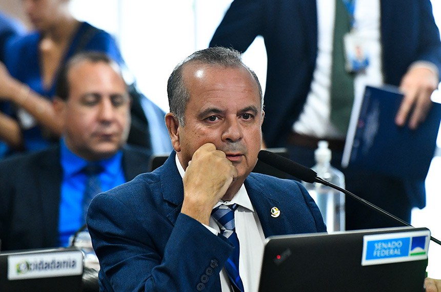 Em pronunciamento, à bancada, senador Rogerio Marinho (PL-RN).