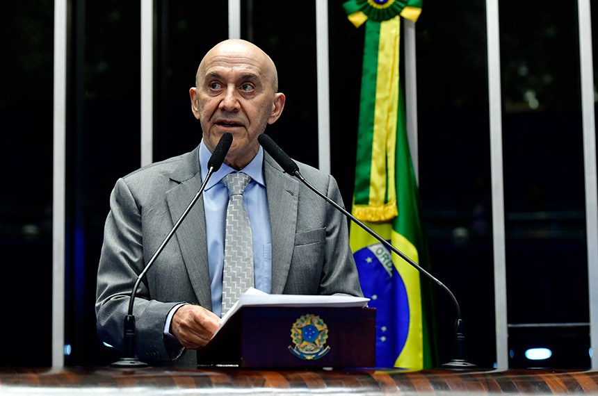 Em discurso, à tribuna, senador Confúcio Moura (MDB-RO).