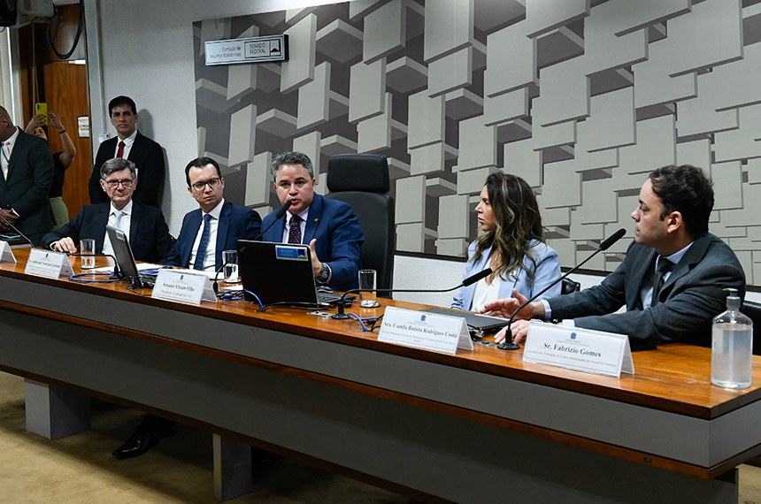 Mesa:
presidente do Instituto para Desenvolvimento do Varejo, Jorge Gonçalves Filho;
vice-presidente e coordenador do Comitê Jurídico da Confederação das Associações Comerciais e Empresariais do Brasil (CACB), Anderson Trautman Cardoso;
presidente eventual da CAE, senador Efraim Filho (União-PB); 
gerente jurídica da Associação Nacional dos Transportadores Ferroviários (ANTF), Camila Batista Rodrigues Costa;
secretário de Tributação do Ceará, representante do Consórcio Nordeste, Fabrizio Gomes.