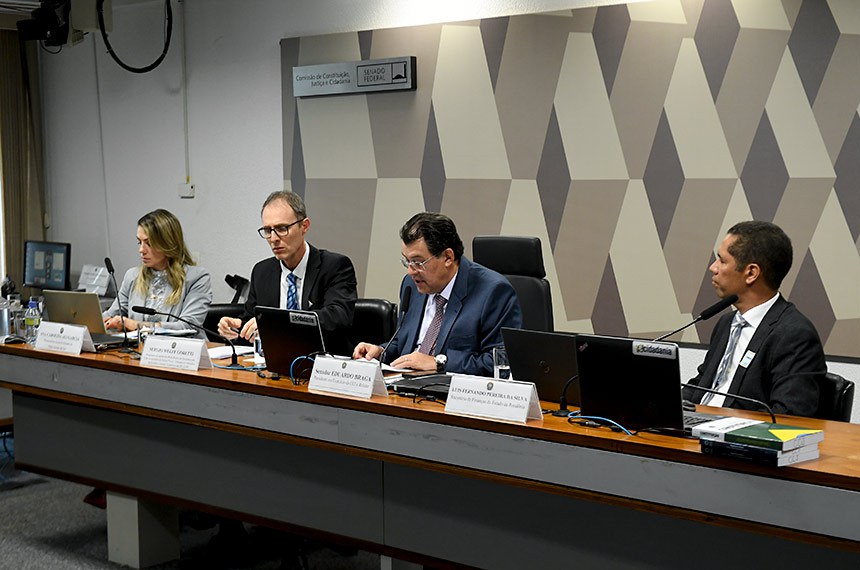 Mesa:
procuradora-geral do Estado de Mato Grosso do Sul, Ana Carolina Ali Garcia;
pesquisador de carreira do Instituto de Pesquisa Econômica Aplicada (Ipea), doutor em Economia pela UnB, ex-secretário de Política Fiscal e Tributária do Ministério da Fazenda e assessor econômico da Secretaria de Fazenda do Rio Grande do Sul (Sefaz-RS), Sergio Wuff Gobetti;
presidente em exercício da CCJ e relator da PEC 45/2019, senador Eduardo Braga (MDB-AM).
secretário de Finanças do Estado de Rondônia, Luis Fernando Pereira da Silva.