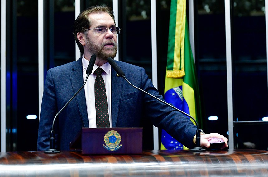 Em discurso, à tribuna, senador Plínio Valério (PSDB-AM).