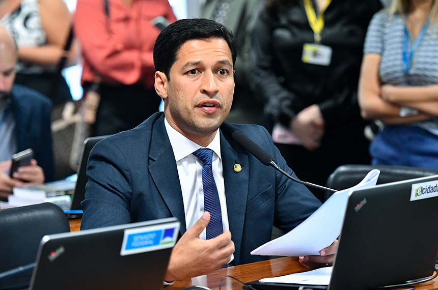 Em pronunciamento, à bancada, senador Rodrigo Cunha (Podemos-AL).