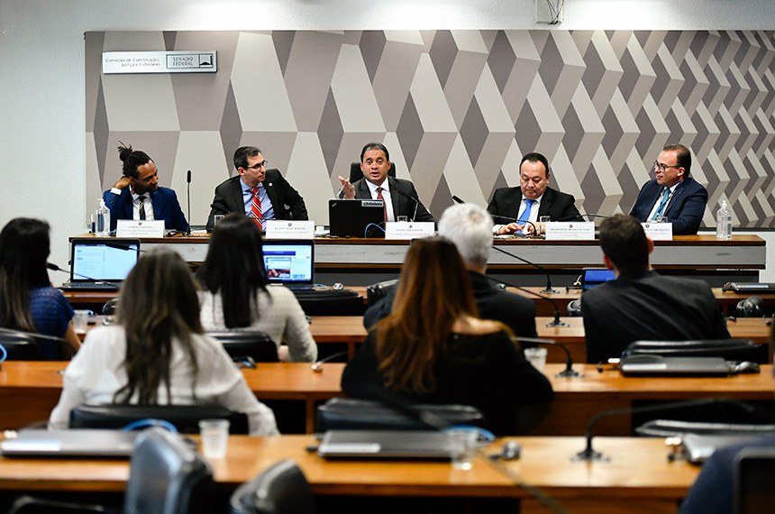 Mesa:
diretor de Litígio Estratégico da Conectas Direitos Humanos, Gabriel Sampaio;
advogado-geral da União substituto, Flávio José Roman;
presidente em exercício da CCJ e requerente desta audiência, senador Weverton (PDT-MA);
presidente da Associação dos Magistrados do Brasil (AMB), Frederico Mendes Júnior;
presidente da Associação dos Juízes Federais do Brasil (Ajufe), Nelson Gustavo Mesquita Ribeiro Alves.