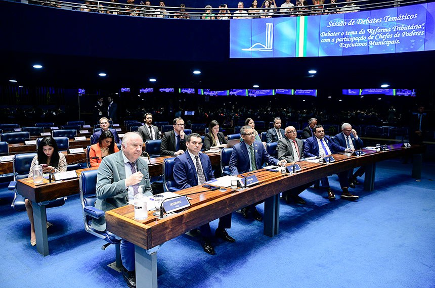 À esquerda, na bancada, presidente da Confederação Nacional dos Municípios (CNM), Paulo Ziulkoski.