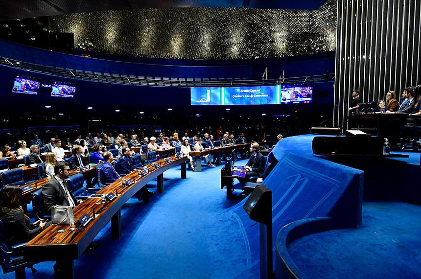 Mesa: 
diretora do Instituto de Ciência Política da Universidade de Brasília (UnB), Danusa Marques; 
procurador-geral da União, representante da Advocacia-Geral da União, Marcelo Eugênio Feitosa Almeida; 
presidente e requerente desta sessão, senadora Leila Barros (PDT-DF); 
secretário desta sessão; 
promotor de Justiça e assessor de Políticas Institucionais e Parlamentares do Ministério Público do Distrito Federal e Territórios (MPDFT), Ruy Reis Carvalho Neto; 
jovem senadora 2023 pelo Distrito Federal, Maria Paula Mayumi Melo Haraguchi. 