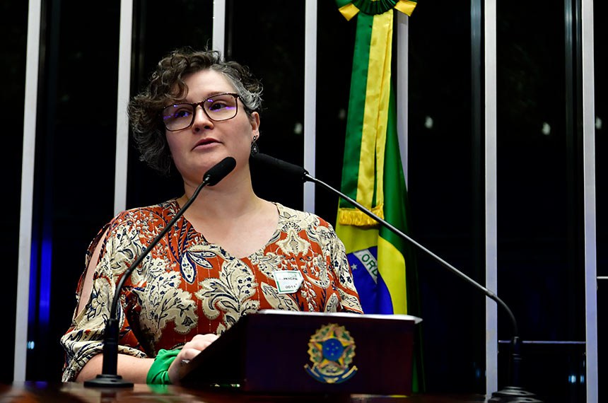 Em discurso, à tribuna, diretora do Instituto de Ciência Política da Universidade de Brasília (UnB), Danusa Marques.