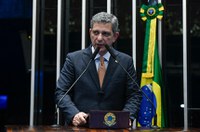 Rogério Carvalho cobra transparência e pagamento do piso da enfermagem