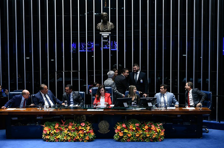 Mesa:
senador Eduardo Gomes (PL-TO);
deputado Lázaro Botelho (PP-TO);
governador do Estado do Tocantins, Wanderlei Barbosa;
ex-senador Eduardo Siqueira Campos;
presidente e requerente desta sessão, senadora Professora Dorinha Seabra (União-TO), conduz sessão;
diretora da Secretaria Legislativa do Congresso Nacional, Roberta Lys de Moura Rochael; 
deputado Ricardo Ayres (Republicanos-TO);
secretário-chefe da Casa Civil do Estado de Tocantins, Deocleciano Gomes.