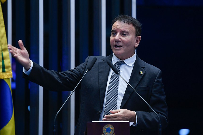 Em discurso, à tribuna, ex-senador do Tocantins, Eduardo Siqueira Campos.