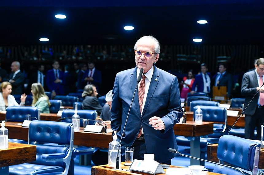 À bancada, em pronunciamento, senador Fernando Dueire (MDB-PE).
