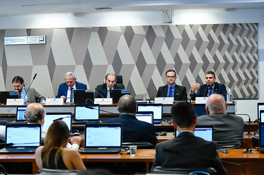 Mesa:
diretor de Programa da Secretaria Extraordinária da Reforma Tributária, Rodrigo Octávio Orair;
presidente da Federação das Associações dos Municípios Paraenses (Famep) e 1º Tesoureiro da Confederação Nacional de Municípios (CNM), Nélio Aguiar;
presidente em exercício da CCJ, senador Marcelo Castro (MDB-PI);
consultor tributário coordenador da área de receitas municipais da Federação das Associações de Municípios do Rio Grande do Sul (Famurs), Fernando Luz Lehnen;
presidente da Federação Nacional do Fisco Estadual e Distrital (Fenafisco), Francelino Das Chagas Valença Junior - em pronunciamento.